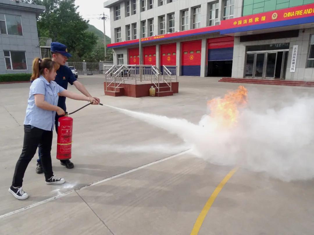 和消防员一起过六一儿童节,六一消防童行