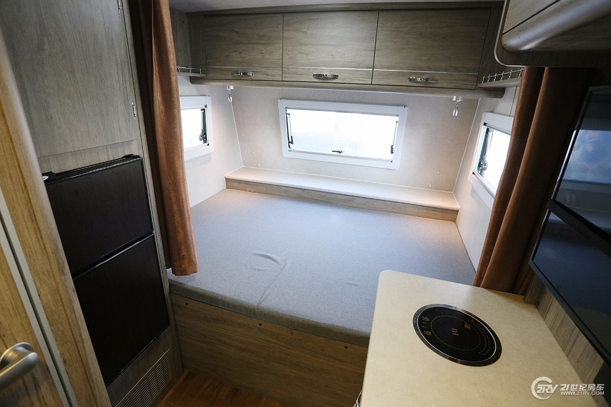 拖挂式房车价格10万左右睡两人,顶级双轴高端9.7米拖挂房车