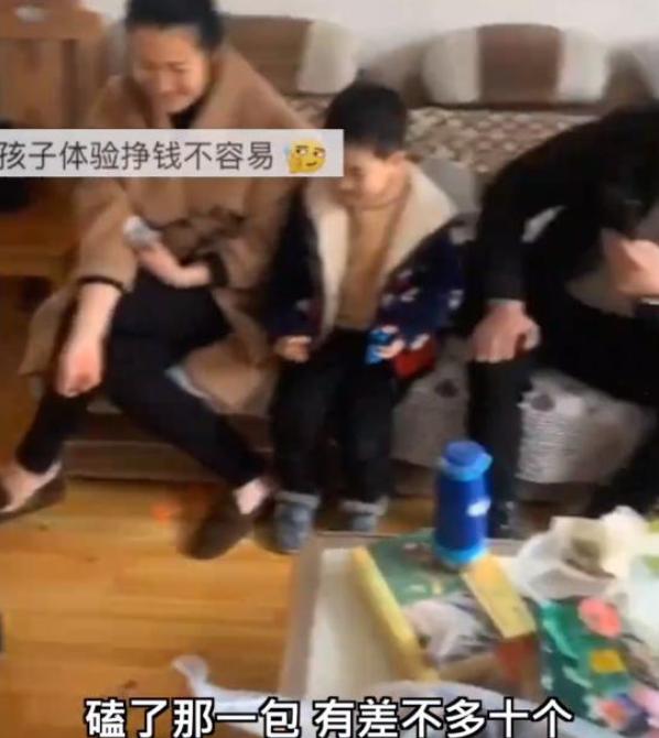 男孩跪地磕头砸核桃讨红包,男孩磕头砸核桃