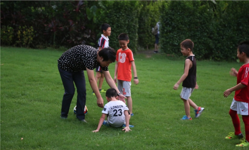 郎朗和多名小朋友同台演出,郎朗少年