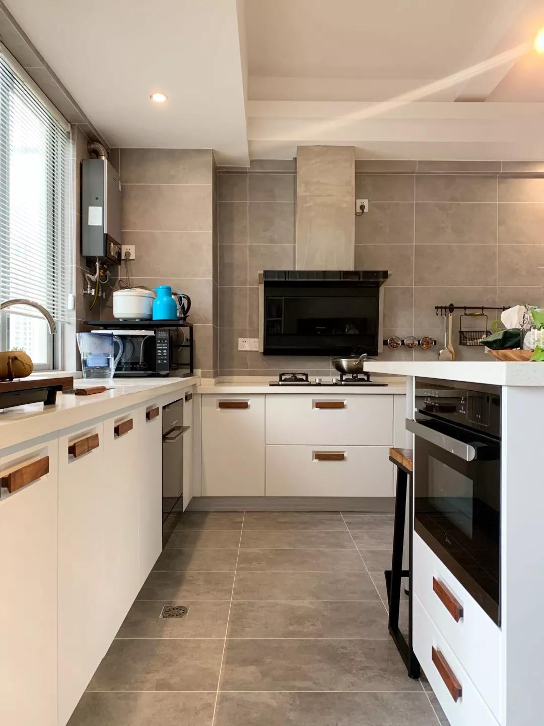 125平简约轻奢风家装设计,137平米客餐厅现代风装修效果图