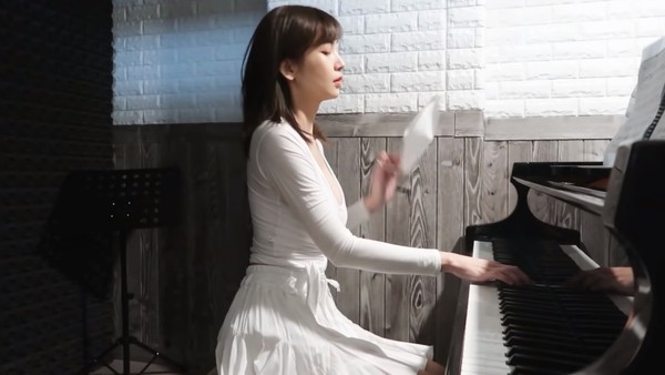 油管超13万粉丝追踪，韩国钢琴美女颜值颇高，穿搭也非常吸引人！