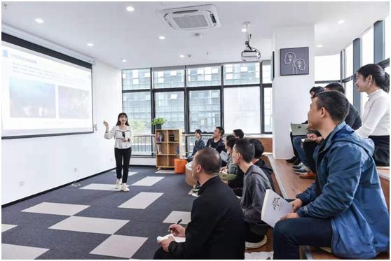 一直认为“群众的眼睛都是雪亮的谁知群众的PPT也是闪亮的”。