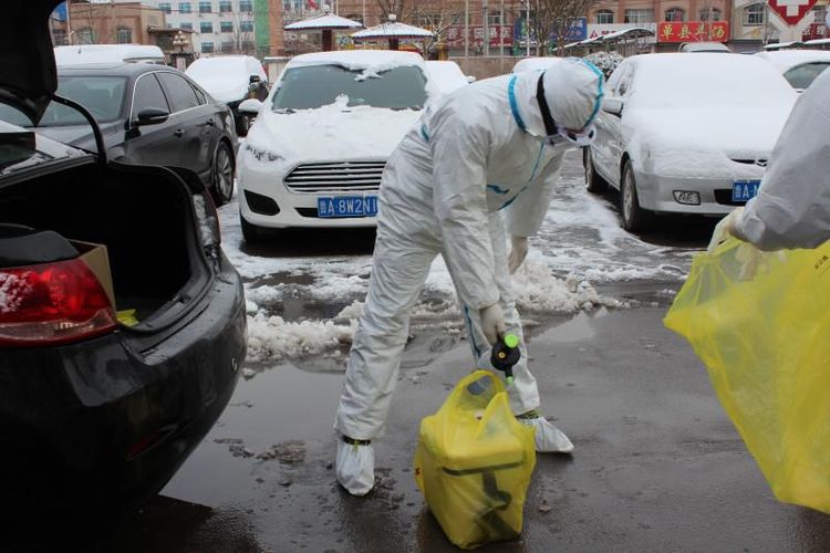 医护人员与孩子隔空喊话,抗疫医生隔空喊话