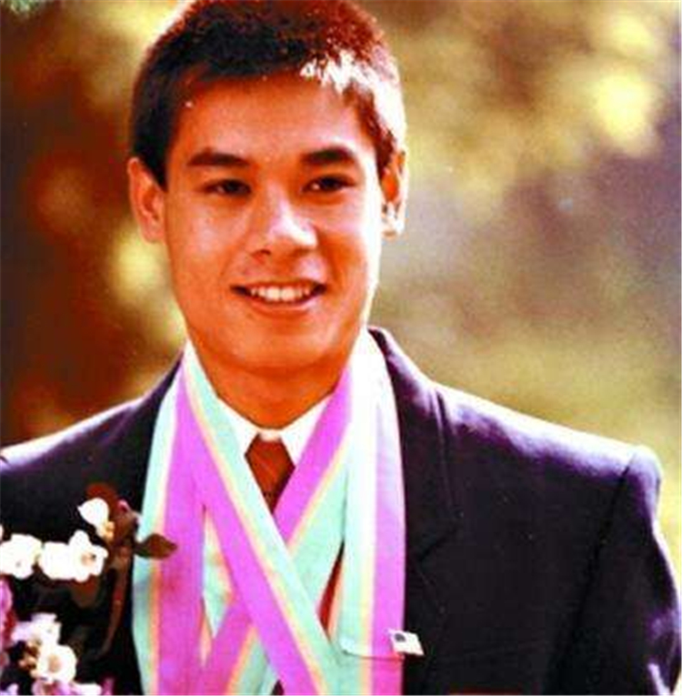 以前对我爱答不理现在后悔不已,之前对我爱答不理现在高攀不起