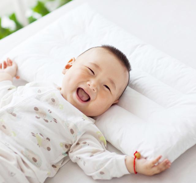 刚出生的婴儿可以用蚕屎枕头吗,什么时候可以给婴儿用小枕头