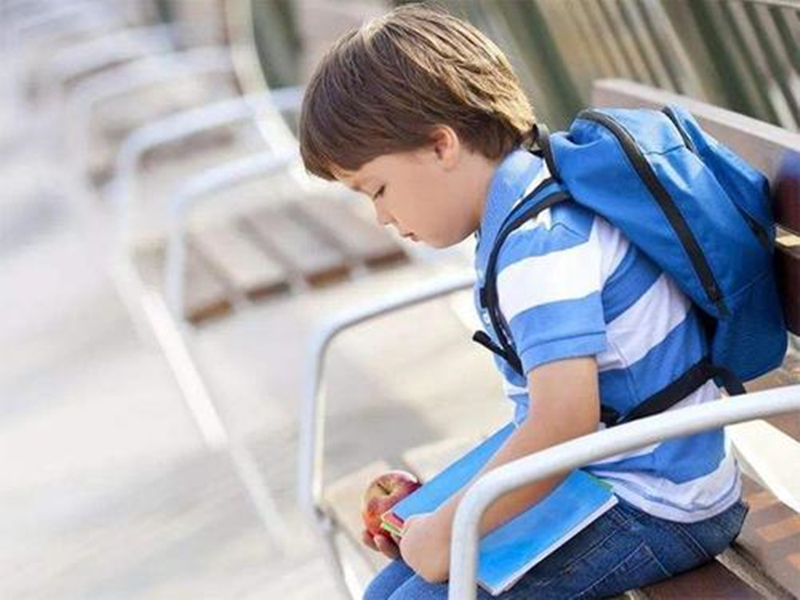 3岁孩子不愿意社交什么原因,大班孩子内向话少社交弱该怎么办