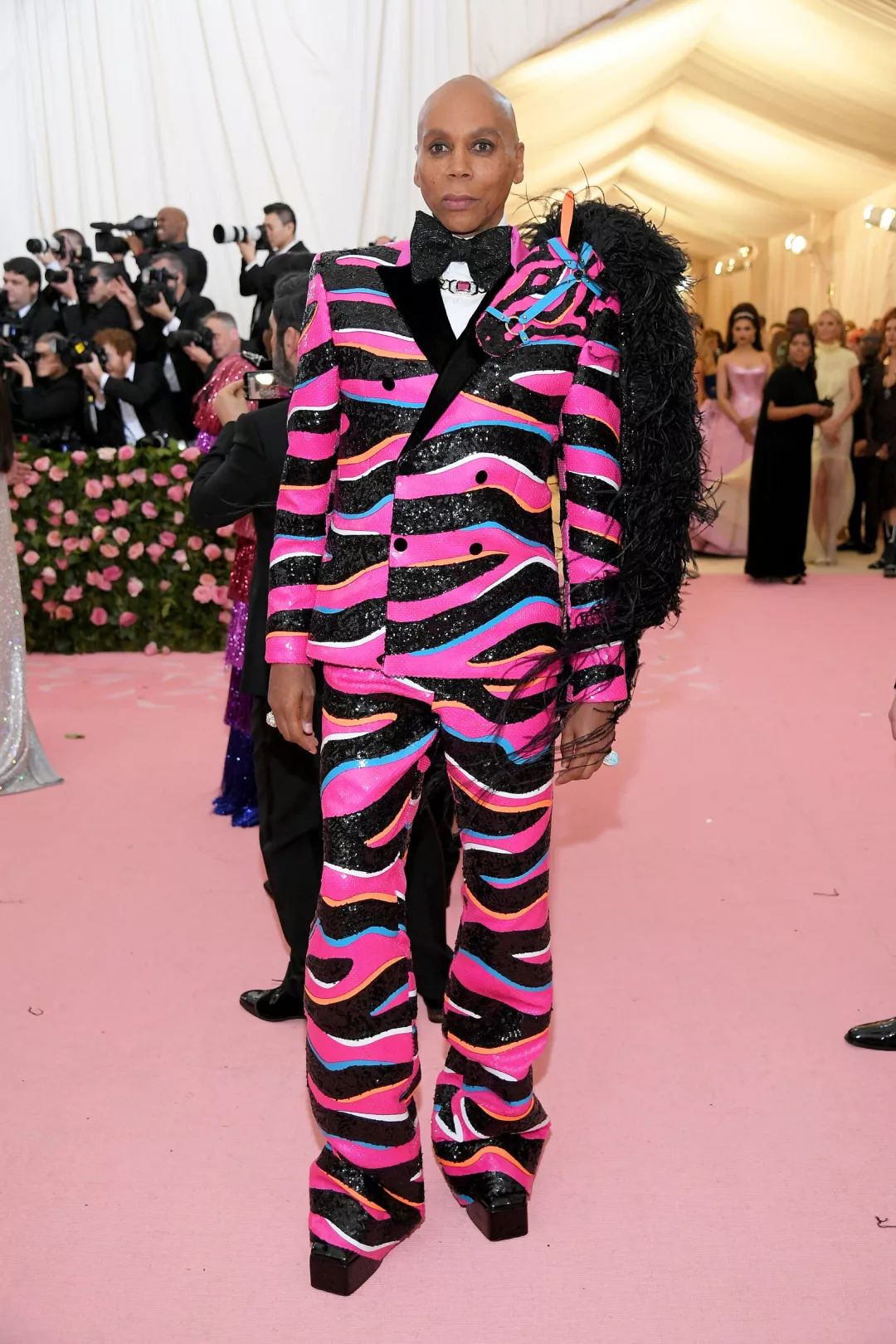 穿粉色就是娘娘腔？让小李子和猫王告诉你什么叫“油而不腻”