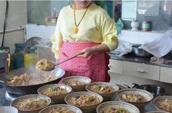 夫妻户外摆摊卖面条,夫妻摆摊卖小吃一天卖500多