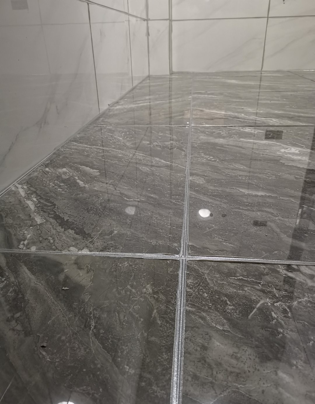 地砖美缝用什么牌子的环氧彩砂,瓷砖到底做美缝还是环氧彩砂