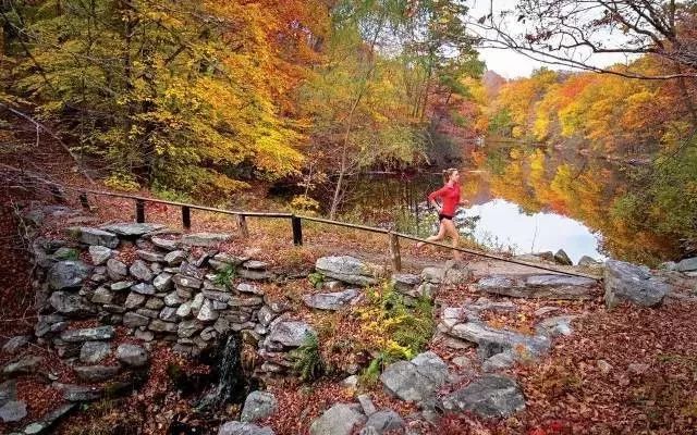 跑1000米时小腿酸痛该怎么缓解,每次跑步后小腿酸胀是怎么回事