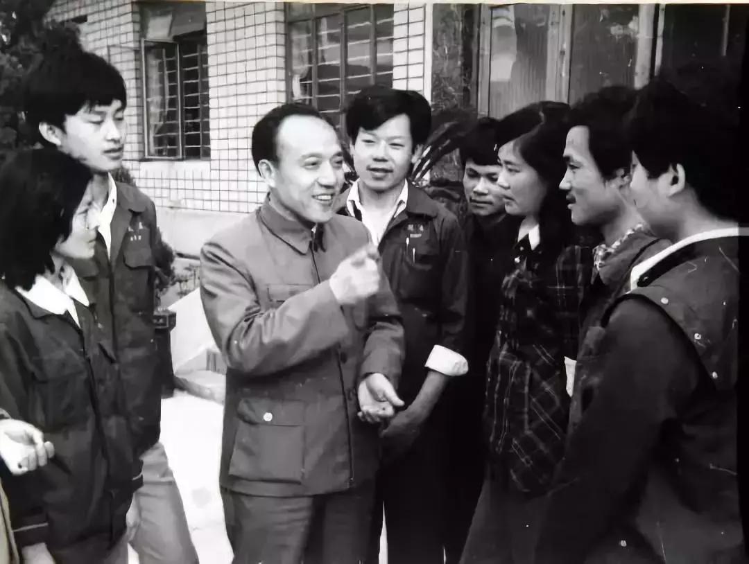 梦到上家公司倒闭赔钱给我,做梦梦到我破产