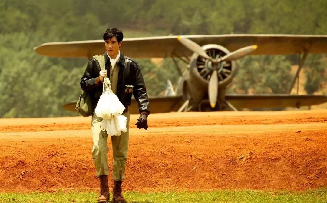 三娃奶爸王力宏，年入4.6亿，却一件衣服穿10年，钱都去哪了？