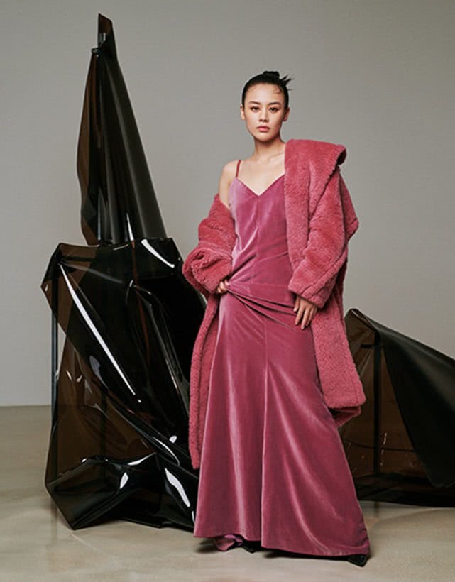 迪丽热巴同款泰迪熊粉色大衣 (明星红色泰迪熊大衣潮酷个性搭配)