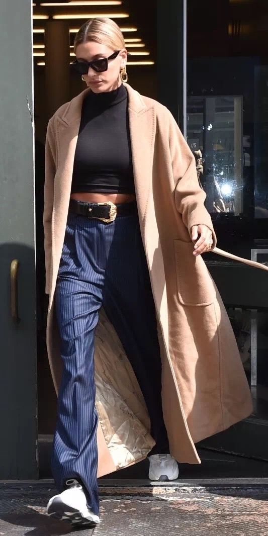 驼色大衣配黑色微喇裤,驼色大衣搭配黑色工装裤