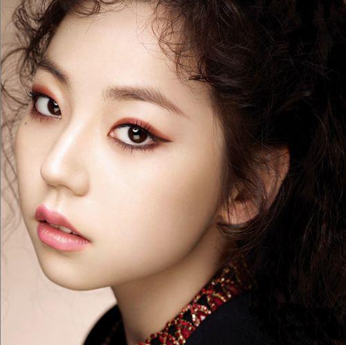 单眼皮适合画眼影吗,肿单眼皮画眼影教程