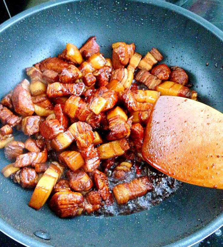 红烧肉的冰糖能用白糖代替么,红烧肉应该放桂皮还是八角