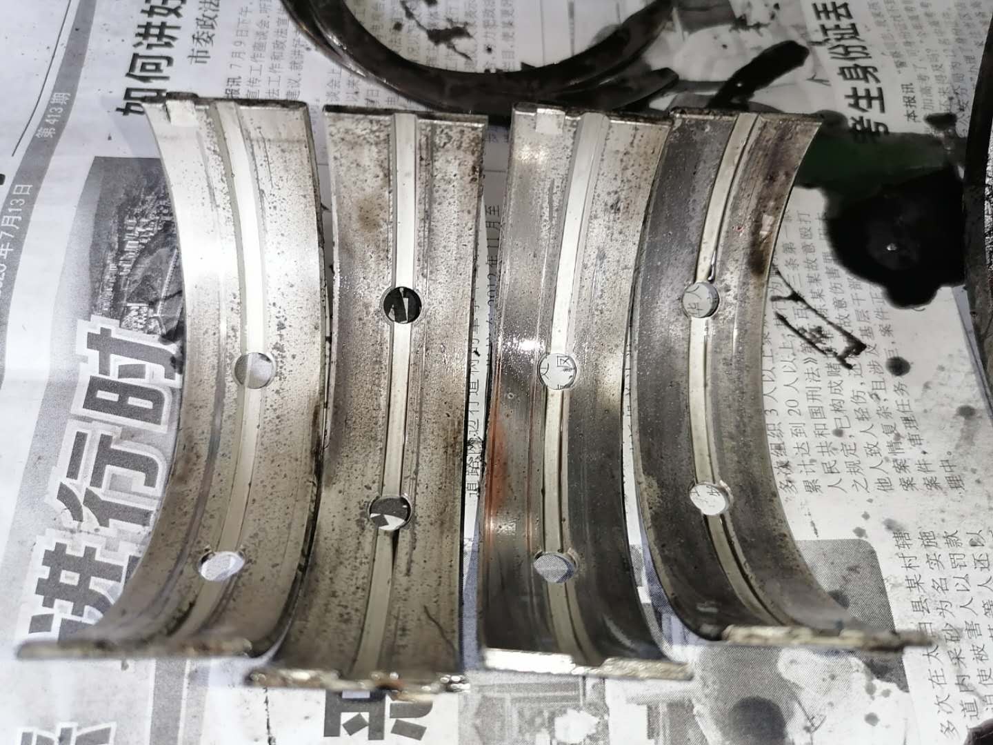 才跑4万公里货车烧机油怎么回事,发动机烧机油活塞发黑