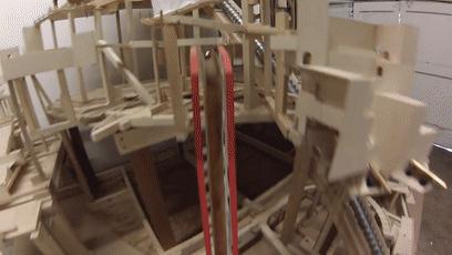 如何同时玩300颗弹珠？盖一座3米高的弹珠城堡就好了