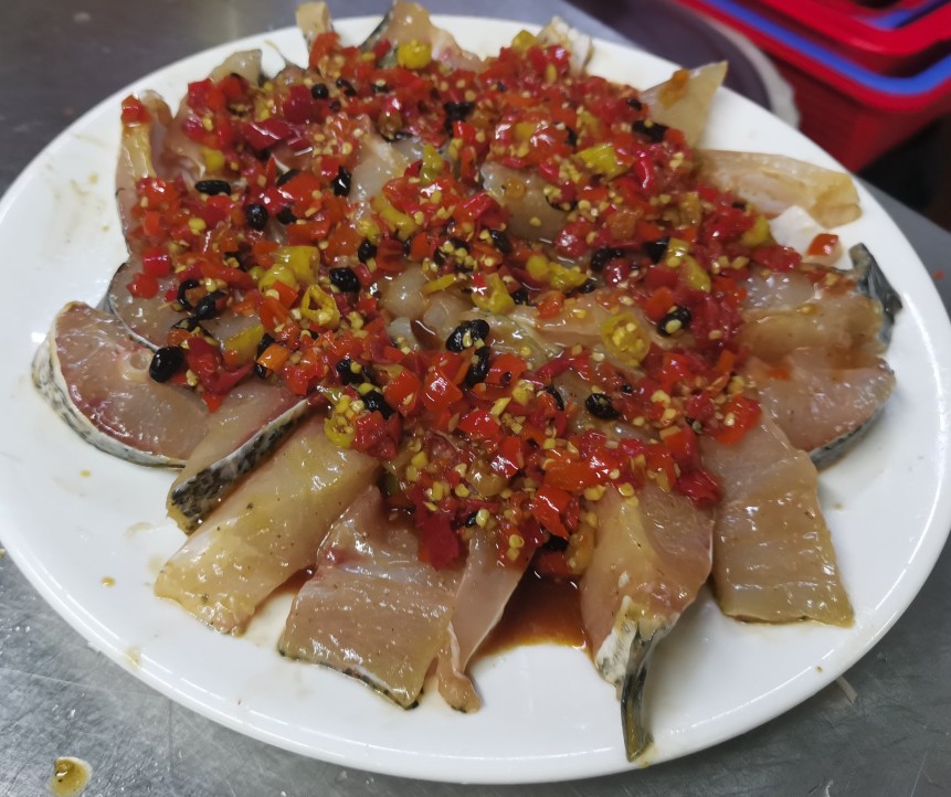 八块钱买的鱼尾，经过厨师处理结果比鱼头还要好吃。