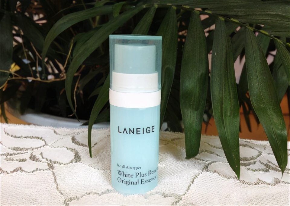 热门补水的精华液推荐:有效改善肌肤暗沉和美白肤色,深受好评