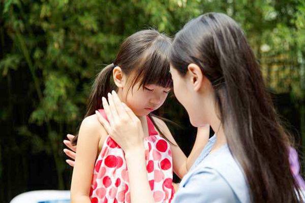 面对孩子撒泼打滚的后果,三岁孩子撒泼哭闹怎么管教