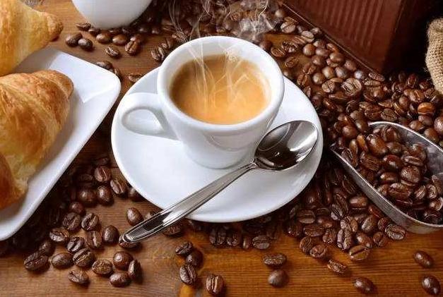 哺乳期再馋也要远离的四类食物,哺乳期哪些食物吃了会奶少