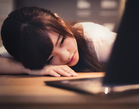 我熬夜加班，二婚男友却彻夜在KTV唱歌喝酒，我该不该和他分手