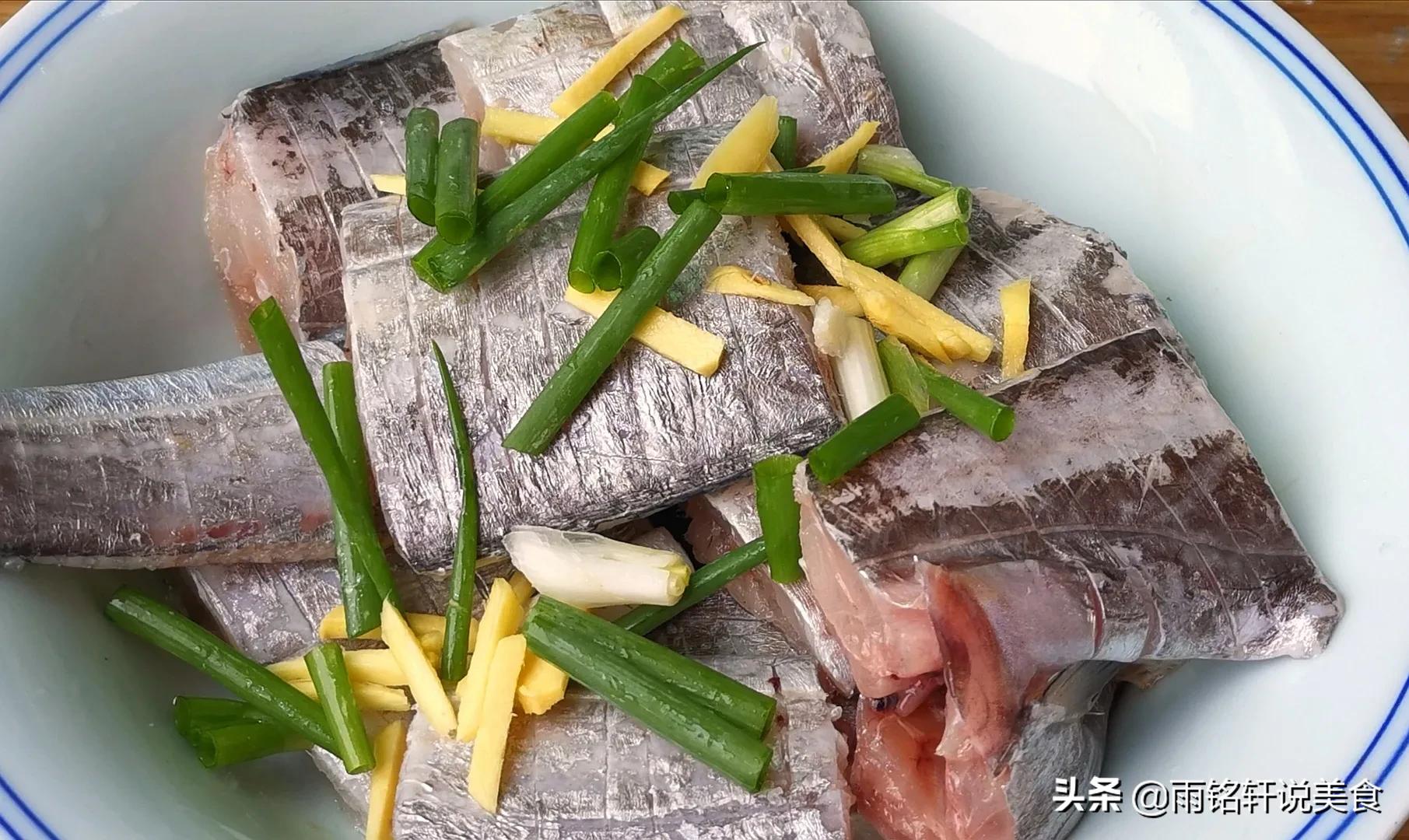 电饼铛煎带鱼不粘锅不破皮,煎带鱼不粘锅不破皮的技巧