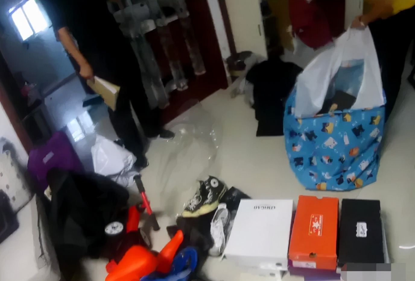 女子网购仅退款被抓,官网买正品退假货回去