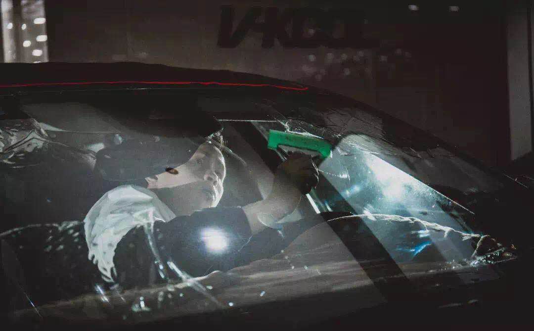 汽车贴完膜不平整,汽车贴膜后注意什么才能不起泡