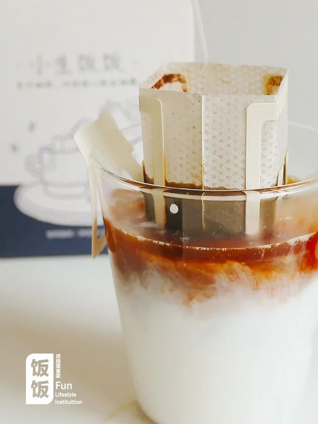 「生椰拿铁」火爆全网的夏日生椰拿铁，在家就能轻松复刻