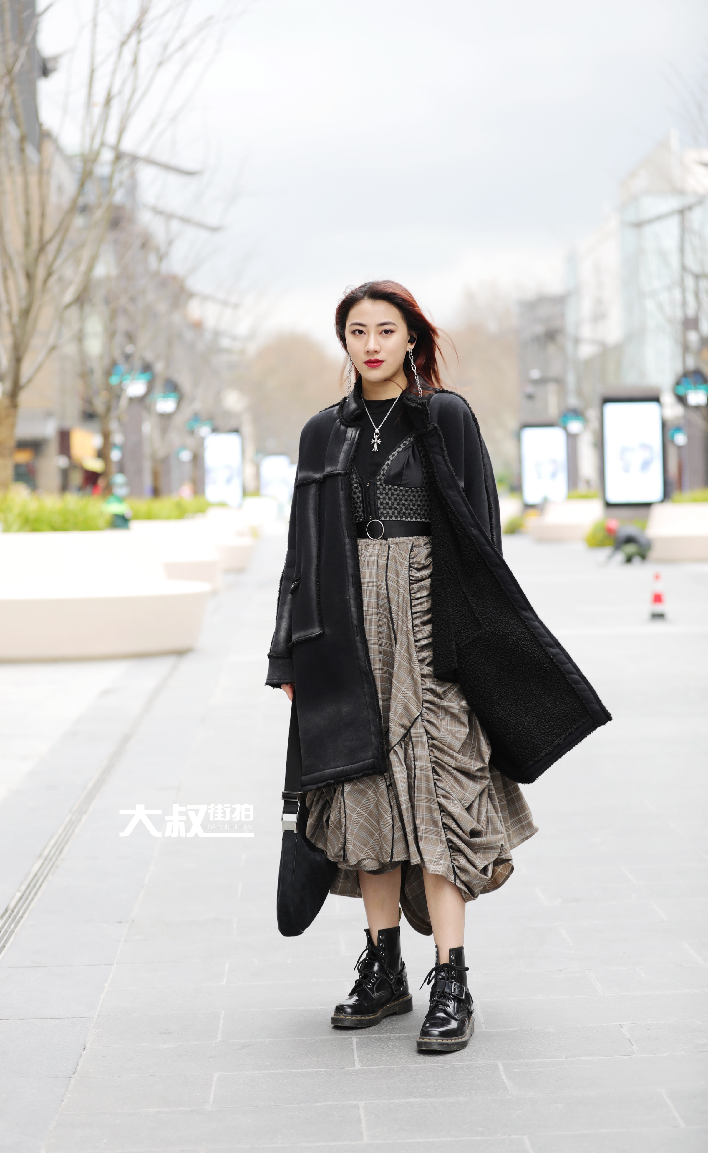 大叔时尚过膝靴,大叔穿黑色高筒雨靴时尚