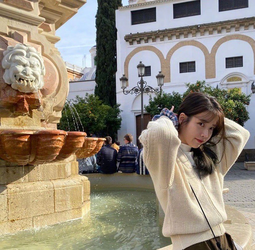 刘诗诗同款黑毛衣连衣裙,刘诗诗牛仔裙穿搭太惊艳了吧