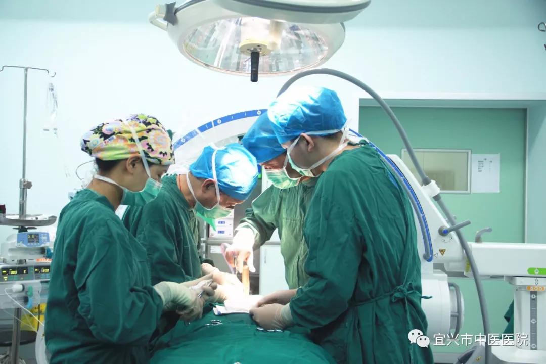 2cm粗的钢筋戳入会阴，男子危在旦夕！医生：利器刺入身体，不能盲目拔出