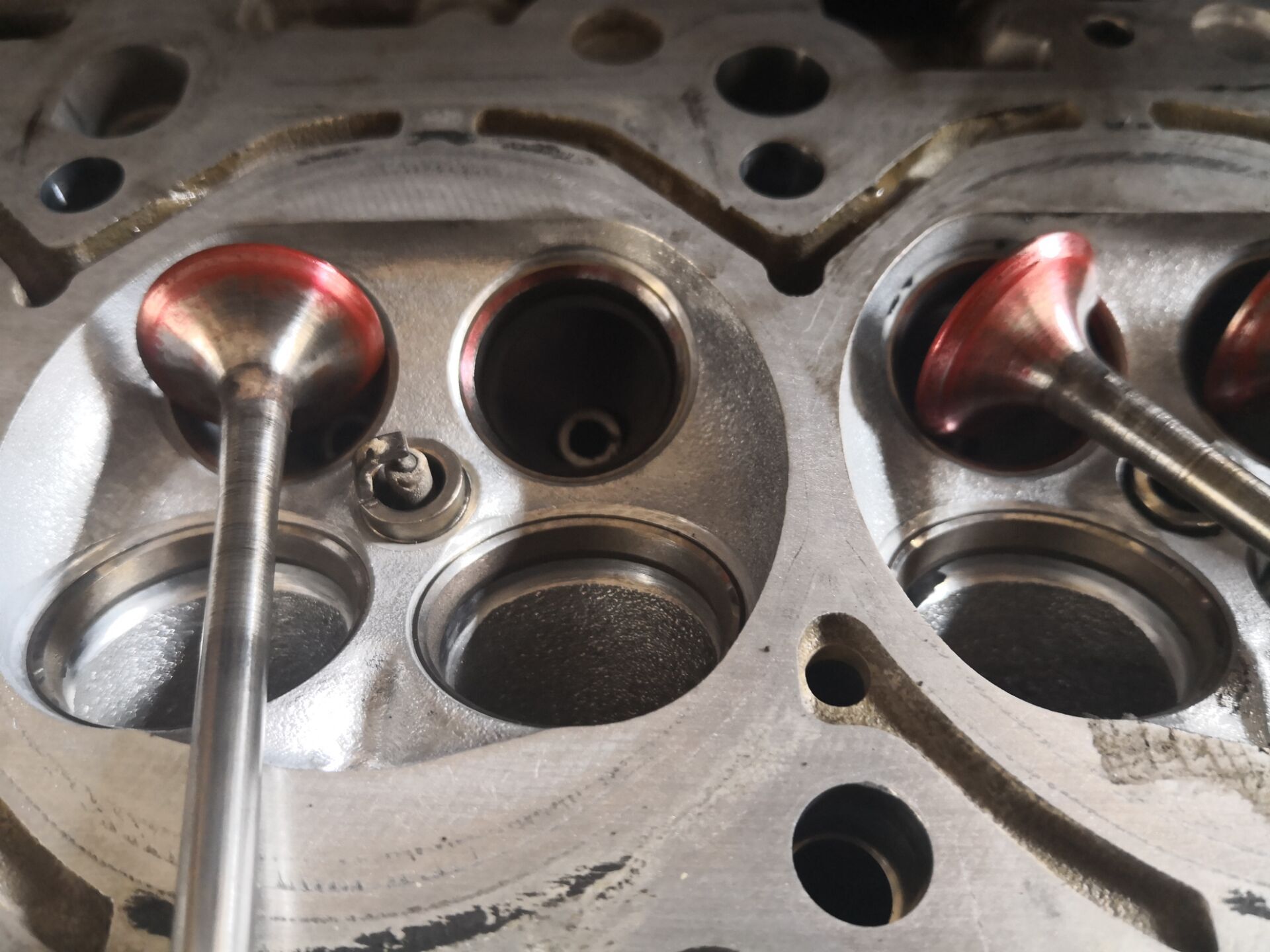 奥迪a6l2.0t气门油封烧机油,老款奥迪a6l2.0烧机油怎么解决