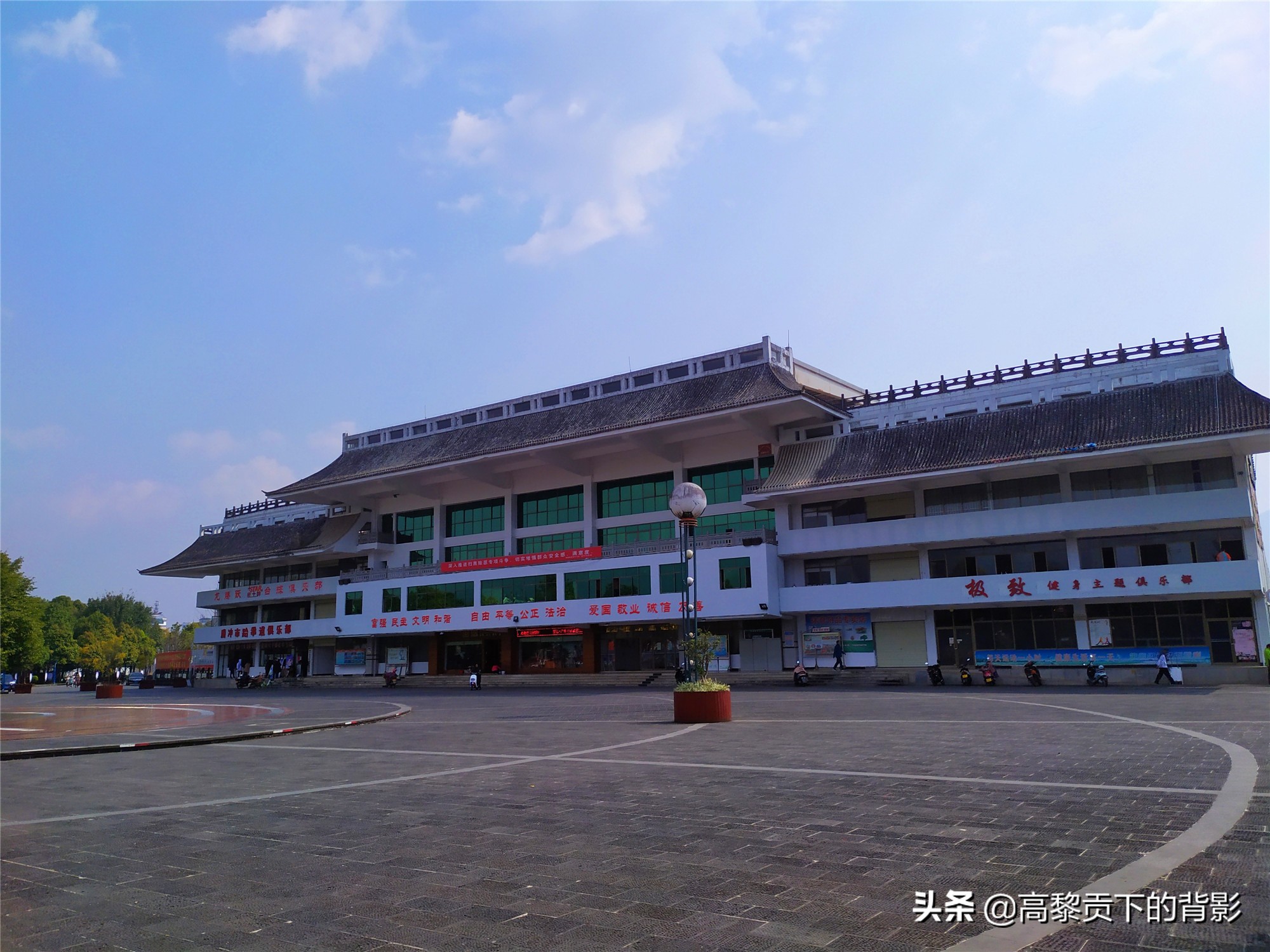 云南腾冲偶遇篮球赛顺便看看腾冲的体育设施如何？