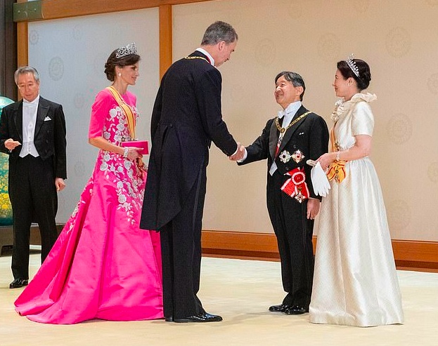 西班牙王后白衣红裙阅兵,西班牙王后出席奥运会