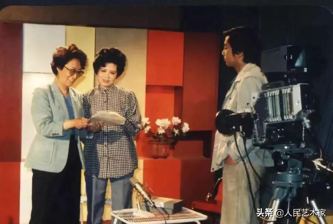 她是中国第一位电视播音员，师从开国大典播音员，发掘赵忠祥，指导敬一丹，是白岩松心中让央视变柔软的存在