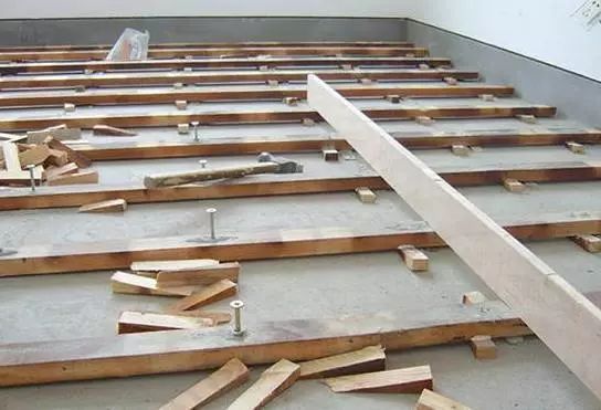 家里铺了地板,铺圆盘地板后悔了