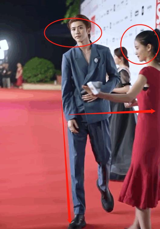 蔡徐坤受邀风尚大典,里衣失踪粉丝不淡定,生图神似男版芭比娃娃