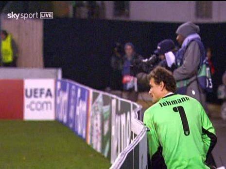 足球场上尴尬糗事,足球场上憋笑