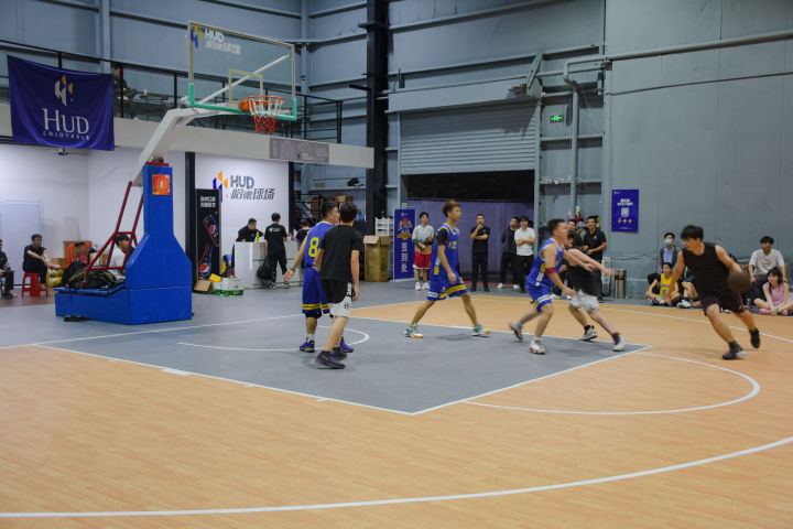 在叩丁狼1024怎么过？当然是“打爆”校长，挑战高颜值篮球博主