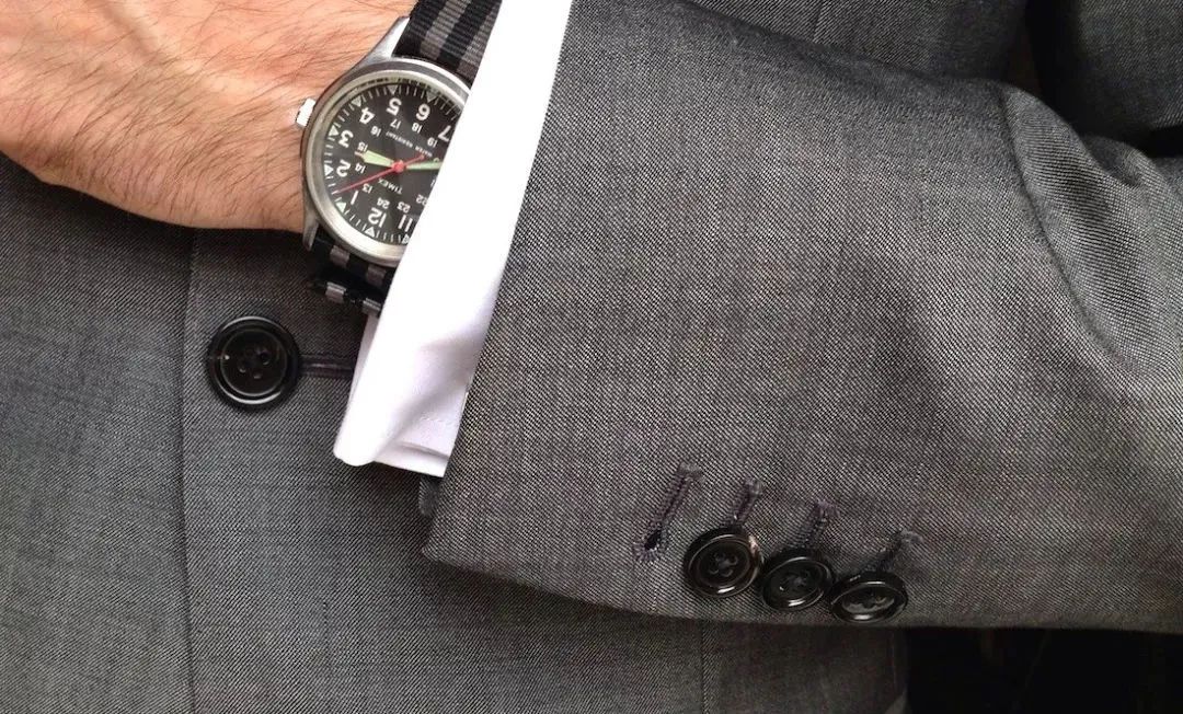 两粒扣西服扣子一般扣哪一粒,西服纽扣在不同场合的扣法