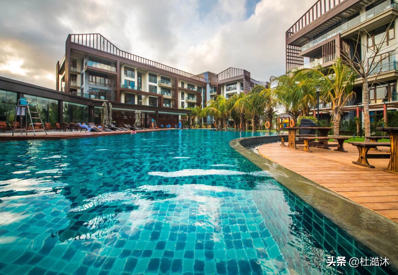 亚龙湾华宇度假酒店离亚龙湾近吗,了解一下三亚亚龙湾有哪些酒店