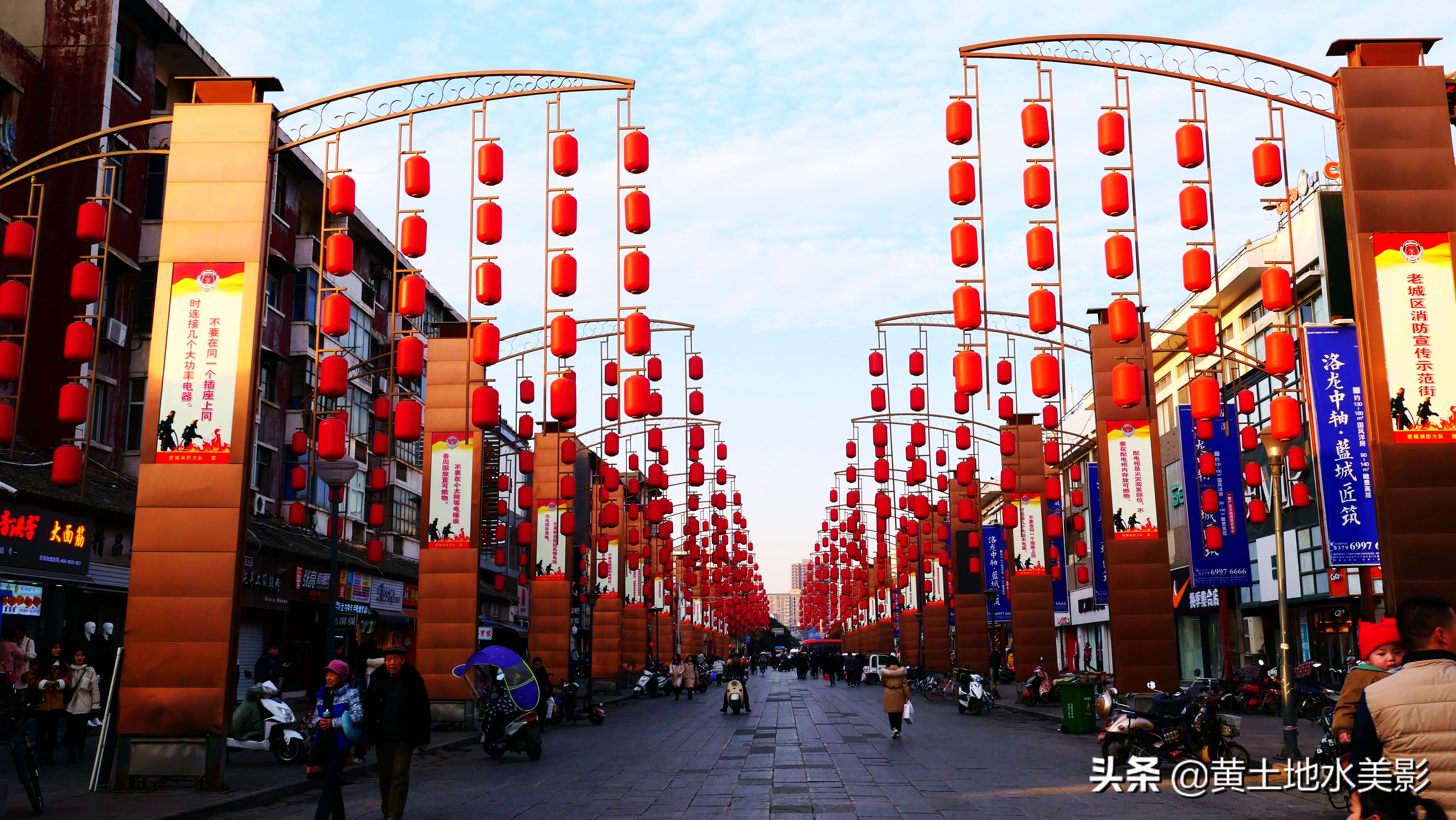 一群鸽子绕鼓楼盘旋,一家老外吃在洛阳,漫步在洛阳老城的街上