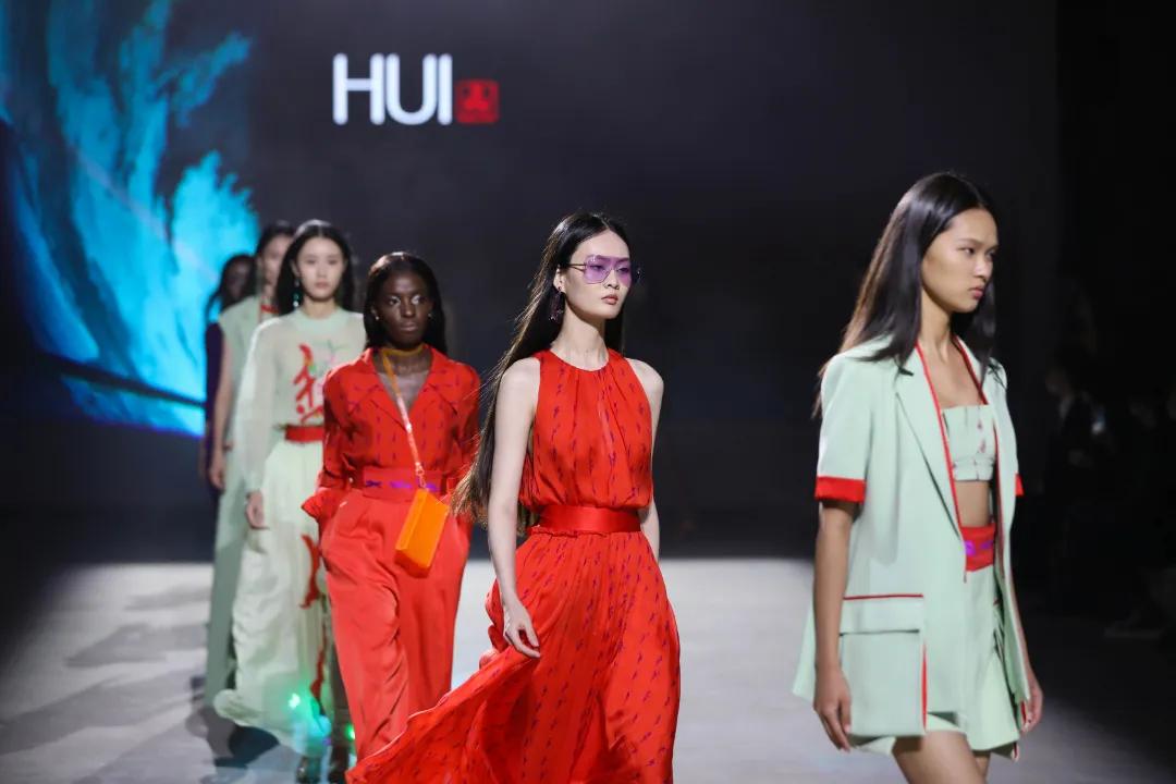 片片云霞作新衣！昨晚，大浪时尚小镇又火出圈了