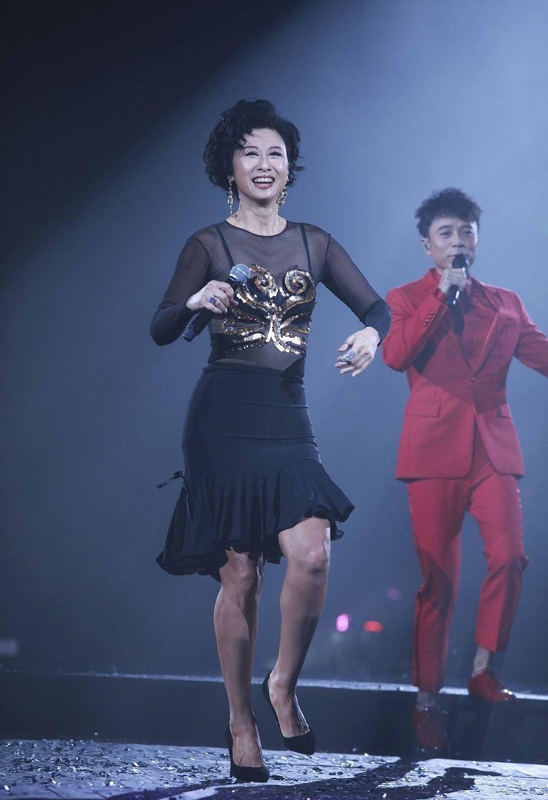 叶倩文的年龄写在身材上，穿透视上衣显出肚腩，短裙穿得有点紧