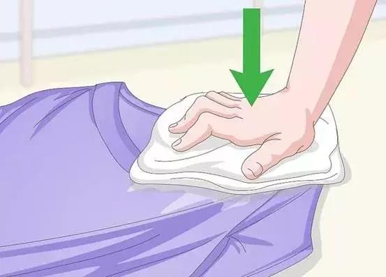 衣服上的粉底污渍如何去除