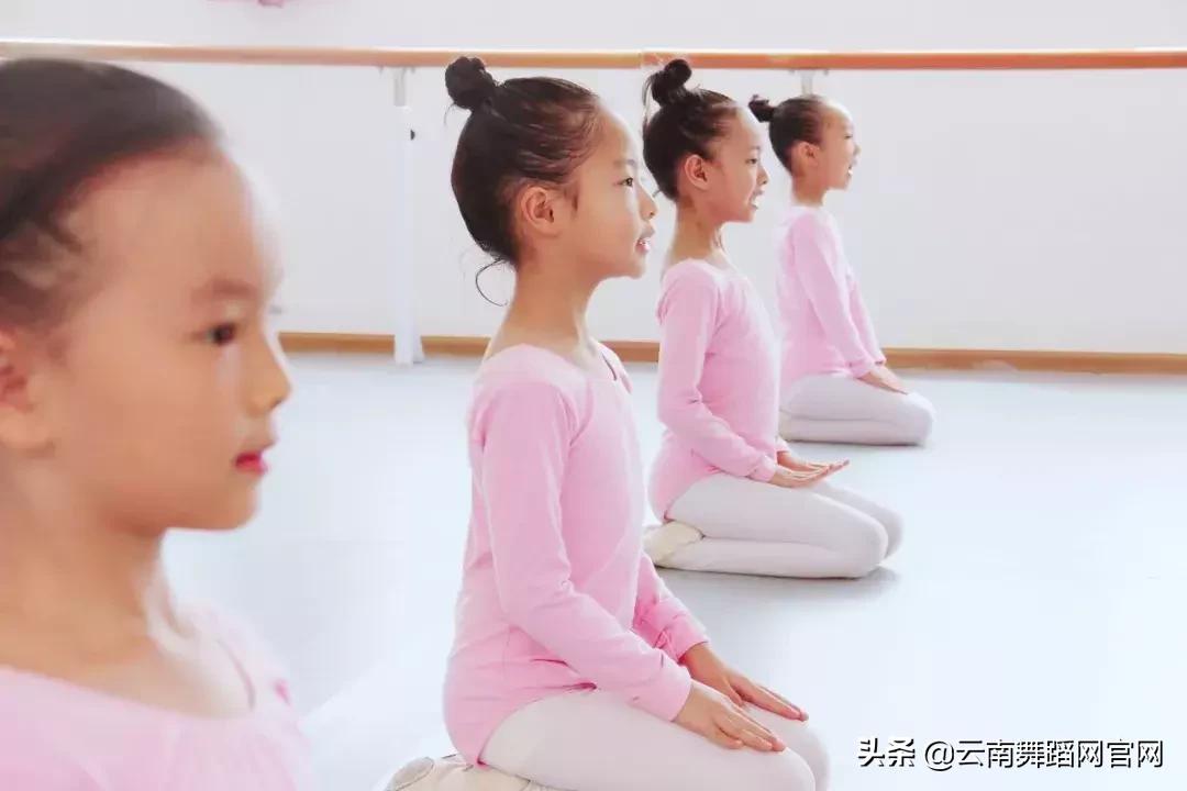 感谢妈妈陪我学舞蹈,妈妈让我学舞蹈
